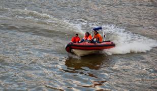 Tânăr de 31 de ani din Vâlcea, dat dispărut de familie, căutat de pompieri într-un baraj de pe râul Olt