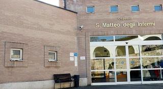 Patru bătrâni lăsați fără vedere în aceeași zi, după operații simple de cataractă în Italia. Li s-a injectat o soluție de bicarbonat de sodiu în locul celei saline