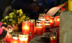 lumânări aprinse pentru Eroii Revoluției
