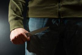 Un vâlcean şi-a înjunghiat colegul de cameră pentru că i-a consumat mâncarea și băutura