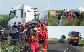 Mașină zdrobită și târâtă pe câmp de o autocisternă, după un accident înfiorător în Buzău. Unul dintre șoferi a murit pe loc