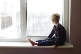 Un copil de 4 ani a căzut de la 7 metri dintr-un bloc din Rădăuţi. Băieţelul a supravieţuit miraculos, fără nicio rană gravă