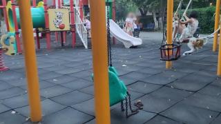 O fetiță de 8 ani a ajuns la spital, după ce leagănul în care se dădea s-a rupt. Copila se juca în Orășelul Copiilor din Sectorul 4