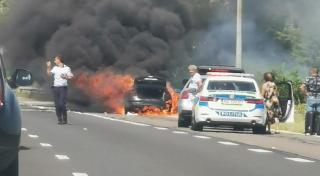 O maşină a luat foc în mers pe Autostrada Soarelui. Vizibilitatea este scăzută din cauza fumului