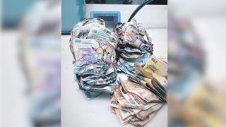 Un român a mers la Banca Naţională cu un teanc de bancnote topite. A cerut să i se dea bani noi: răspunsul oferit de BNR