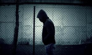 Violator în serie la 16 ani! Un adolescent a fost dat de gol de mamă, în urma unui test ADN. Nouă femei i-au căzut victime tânărului din Franța