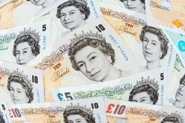Lira sterlină continuă să piardă teren în raport cu leul românesc