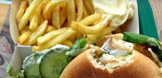 Surpriza neplăcută trăită de un sucevean când a mâncat dintr-un sendviș abia cumpărat: „Cum am luat prima gură, a ieșit. Era viu, mișca”