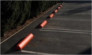 Ceartă de zile mari, în Dâmbovița. Un bărbat i-a lovit cu picoarele şi zgâriat maşina altui şofer, după ce s-au luat la ceartă pentru un loc de parcare