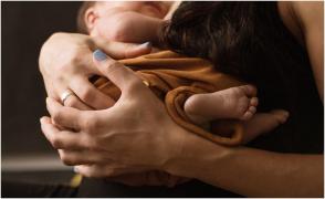 A murit în brațele mamei, în timp ce era alăptat, în Italia. Medicii cred că bebelușul a fost răpus de căldura extremă