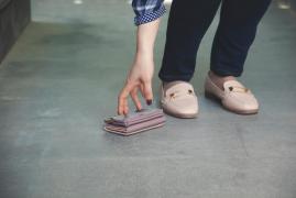 Pedeapsa primită de o femeie din Cluj, după ce a cheltuit banii dintr-un portofel găsit pe jos. Hoaţa nu se afla la prima abatere