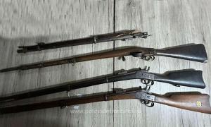 4 puşti și 5 pistoale, descoperite în Vama Nădlac, sub banchetă, într-un microbuz cu numere de Bulgaria. Reacţia şoferului