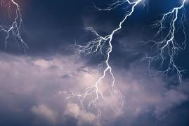 Cod portocaliu şi cod galben de ploi torenţiale, grindină și vânt prelungit în mai multe judeţe. Zonele vizate