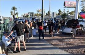 Sute de angajaţi de la Hollywood au stat la coadă pentru mâncare și donații, în plină grevă a scenariştilor şi actorilor