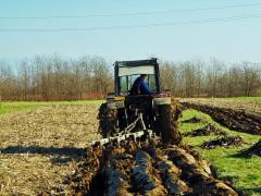 Un bărbat de 47 de ani din Harghita şi-a găsit sfârşitul, după ce a fost strivit între un tractor şi remorca acestuia