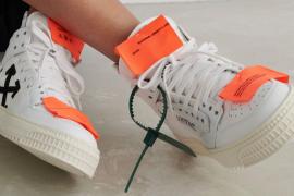 Eleva obligată să dea BAC-ul desculţă avea de fapt adidaşi Off White. Profesorii au crezut că avea încălţări din care "ieşeau nişte hârtii mici"