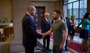"Doamne fereşte să fiţi în locul meu". Zelenski îi bate obrazul președintelui bulgar care nu vrea să dea arme Ucrainei - Politico