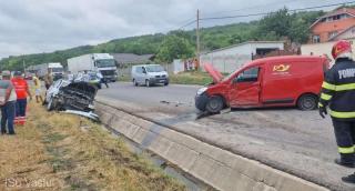 Maşină a Poştei Române, implicată într-un accident grav la Soleşti. A intervenit o autospecială de stingere cu apă şi spumă