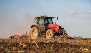 Sfârşit tragic pentru un tânăr de 23 de ani. A murit după ce a fost prins sub o balotieră cuprinsă de flăcări