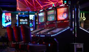 Beat şi fără inhibiţii. Un bărbat din Argeş a fost reţinut după ce şi-a dat jos chiloţii într-o sală de jocuri