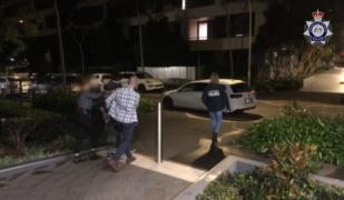 Zeci de copii, abuzaţi sexual de peste 1.600 de ori de cel care trebuia să-i îngrijească. Acuzaţii înfiorătoare aduse australianului: a fost prins după 15 ani de violuri filmate