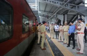 Patru oameni morţi, după ce un ofiţer a deschis focul de armă într-un tren din India, încercând să împuşte un coleg. După atac, a sărit pe geam din mers