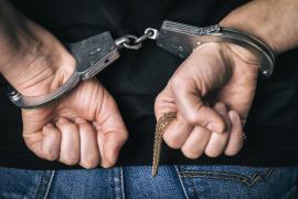 Bărbat arestat cu bijuterii în mână, imagine cu caracter ilustrativ