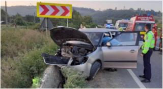 Accident cumplit cu 4 răniţi, printre care şi un copil de 2 ani în stare gravă, în Mureş. Şoferul a pierdut controlul volanului şi s-a izbit de parapet