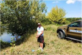 Bărbat din Republica Moldova, prins în timp ce încerca să treacă graniţa înot peste Prut. Dorea să îşi găsească de muncă în străinătate