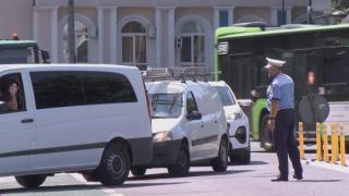 De luni, pe două bulevarde din Capitală se circulă în sens unic. Şoferii au ignorat indicatoarele şi au condus pe sens interzis