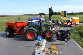 O fată de 19 ani a murit într-un Mercedes A-Class făcut bucăți, zdrobit de un tractor pe un drum din Germania. Prietena ei este în comă