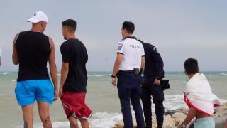 Turiştii de pe litoral, ţinuţi la mal doar cu amenzi sau cu poliţia, pe vreme de steag roşu. "Trebuie să intrăm dacă am venit la mare, nu?"