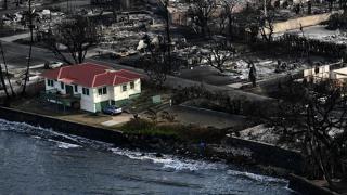 Singura casă care a supravieţuit furiei focului. O vilă, de pe o stradă din oraşul Lahaina, nu a fost atinsă în mod misterios de flăcări, deşi totul e distrus în jur