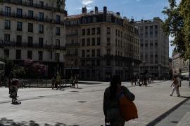 Atenţionare de călătorie pentru românii care merg în Franţa. Cod roşu şi portocaliu de caniculă în următoarele zile