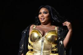Cântăreaţa Lizzo, acuzată de agresiune sexuală şi hărţuire: a forţat o dansatoare să o atingă pe alta dezbracată în zonele intime, în timpul unui concert