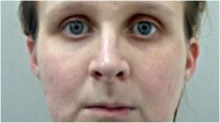 Femeia care și-a ucis bebelușul cu o foarfecă, după ce a născut în baie, a murit în închisoare. Iubitul ei se juca pe Xbox când aceasta și-a înjunghiat fetița