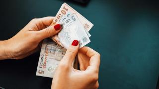 Pensiile vor fi plătite mai devreme în august. Ce se întâmplă cu alocaţiile şi indemnizaţiile pentru creşterea copiilor