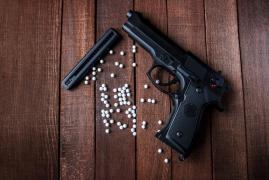 O fată de 17 ani din Galați, împușcată în cap cu un pistol cu bile airsoft de fratele ei. Băiatul era nemulțumit de relația pe care o avea sora lui