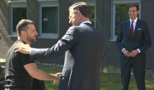 Zelenski a aterizat la o bază aeriană olandeză, unde va discuta cu premierul Mark Rutte