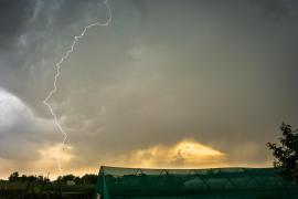 Cod roşu de ploi cu tunete şi fulgere, într-un judeţ din ţară