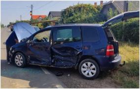 Impact violent între două maşini, în Botoşani. Sapte persoane au fost salvate printr-un apel eCall