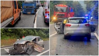 Accident în lanț în Defileul Jiului. Un tânăr de 22 de ani a pierdut controlul mașinii și a intrat într-un TIR și un alt autoturism