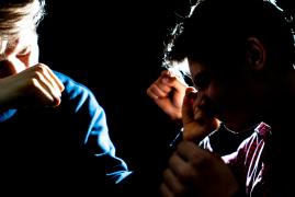 Bărbat atacat cu o macetă şi spray lacrimogen, pe terasa unui local din Hunedoara. Agresorul a fost trimis în judecată