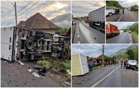 Microbuz cu 2 adulţi şi 7 copii, accident de groază cu un TIR şi o dubă, în Bacău. Mai multe ambulanţe s-au deplasat la faţa locului