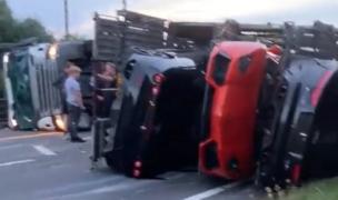 Un TIR încărcat cu mașini de lux de 1 milion de lire sterline, inclusiv un Lamborghini, s-a răsturnat pe o șosea din Anglia
