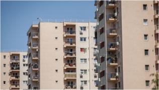 Un bărbat a căzut de la etajul 3 al unui bloc din Vaslui, în timp ce pompierii încercau să intre în apartamentul lui. Victima suferă de afecțiuni psihice