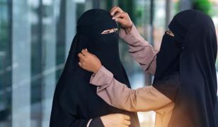 Franţa le interzice elevelor musulmane să mai poarte ţinuta tradiţională în şcolile de stat