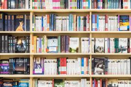 Tâlhărie la librărie: Doi hoţi din Caracal au bătut o vânzătoare pentru 400 de lei. Sperau că vor da marea lovitură