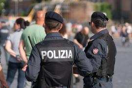 O româncă din Italia şi-a bătut soţul, a atacat un poliţist cu un scaun şi a scos o uşă din balamale. Au calmat-o doar cu electroşocuri