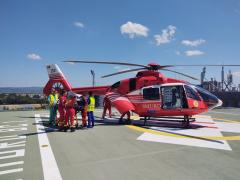 Misiune de salvare contracronometru pentru un bebeluș de 11 luni din Bacău. Micuțul a fost transportat cu un elicopter SMURD la Iași după ce a înghițit detergent